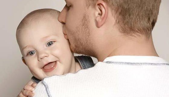 Taţii ar putea beneficia de 10 zile lucrătoare de concediu paternal