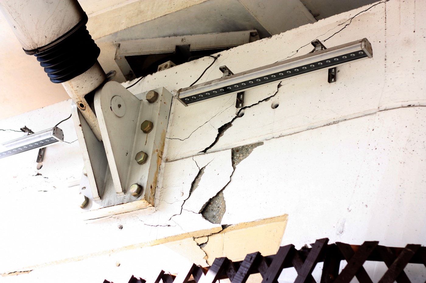 Fisuri la pasajul suprateran