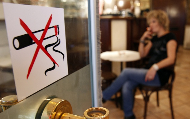 Fumatul, interzis in spatiile publice din 16 martie