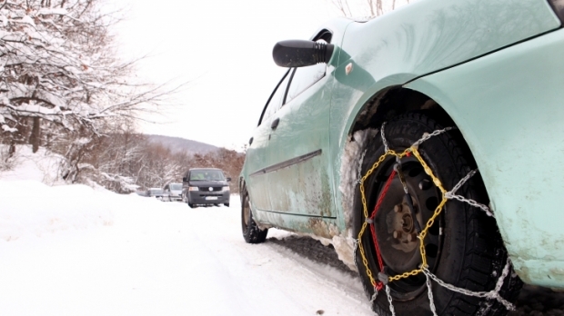 Trafic îngreunat de zăpadă în zona montană a judetelor Vâlcea şi Gorj