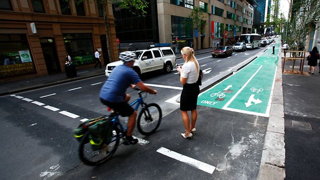 Amenzi pentru pietonii care butoneaza cand traverseaza