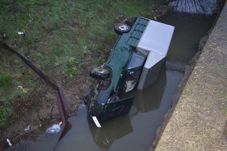 O autoutilitara s-a rasturnat la Lazu