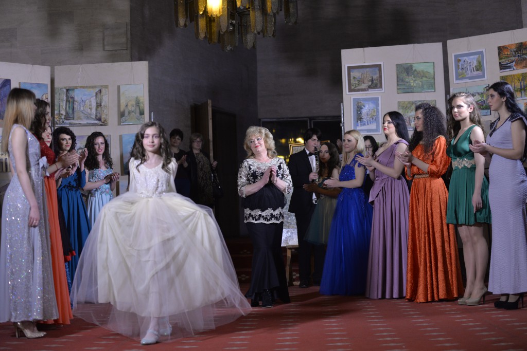 GAUDEAMUS Craiova: prezentare de moda Ilinca Butucea