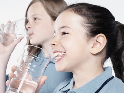 Nou program in scoli- „O sticlă de apă pentru fiecare elev”