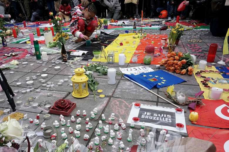 Altar de flori si lumanari in centrul capitalei Belgiei