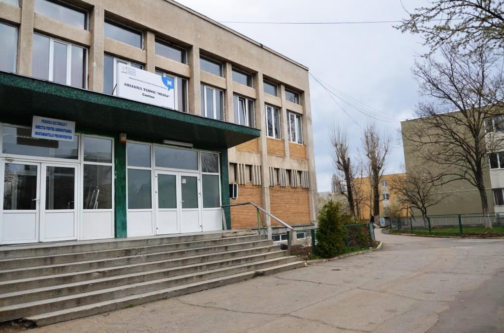 Elevi amendati pentru ca au fumat in scoala