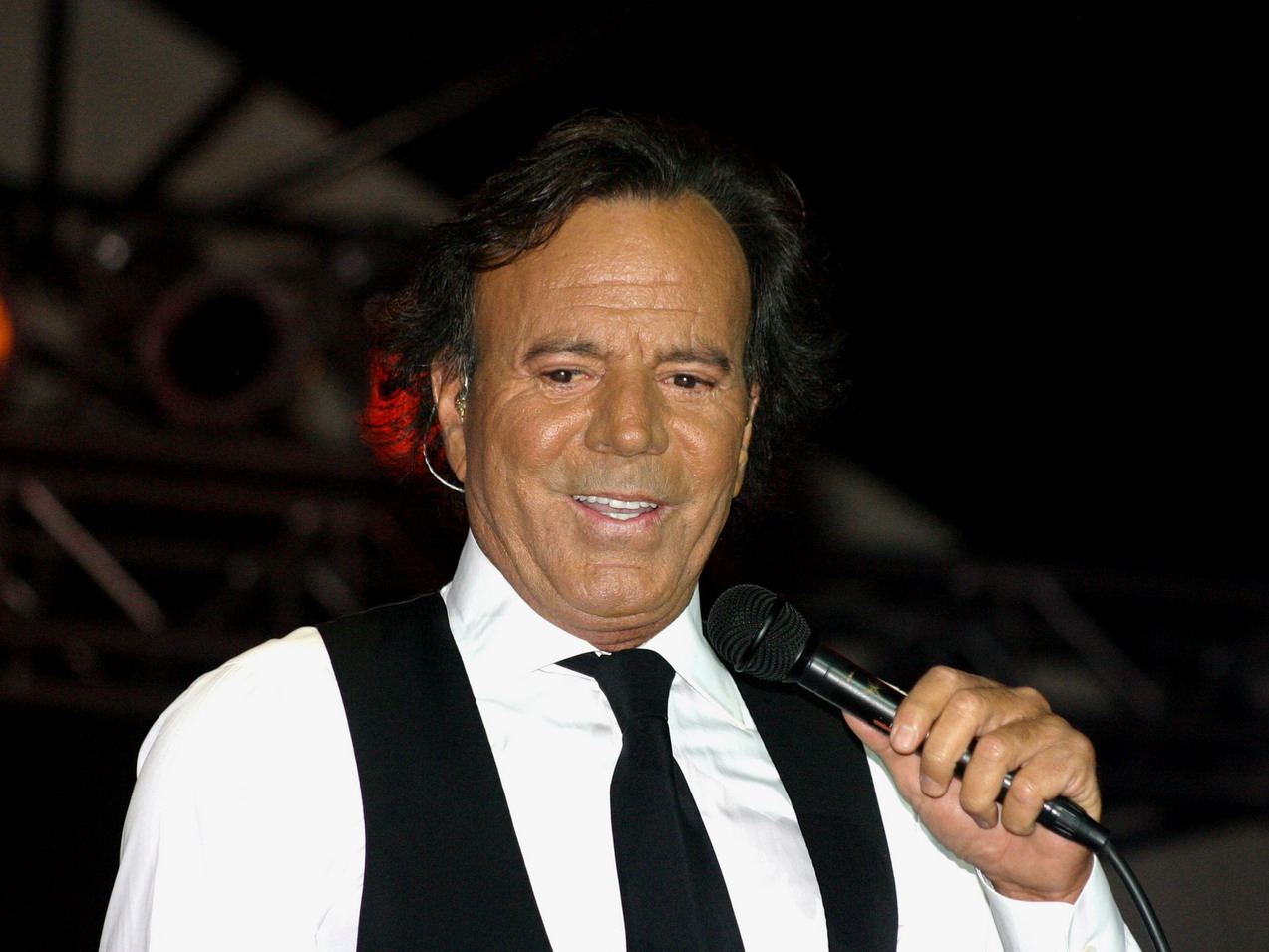 VIDEO Julio Iglesias, mesaj de martisor pentru femeile din Romania