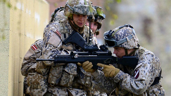 De ce unele armate folosesc tinute de camuflaj cu model pixelat