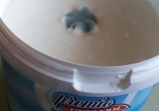 Mucegai în cutiile de smântână