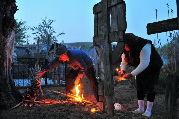 28 APRILIE – JOIA NEAGRA