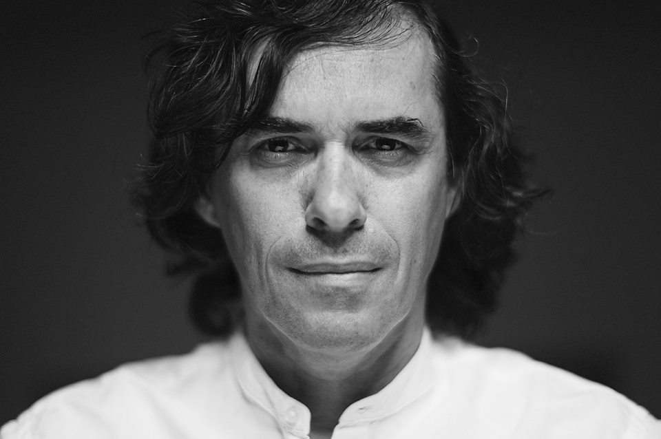 O carte a lui Mircea Cartarescu, arsa dupa ce acesta a aparut in videoclipul „Despre smerenie” al trupei Taxi