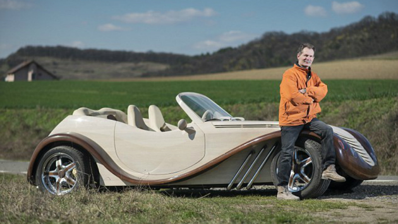 Romanul care si-a construit o masina din lemn