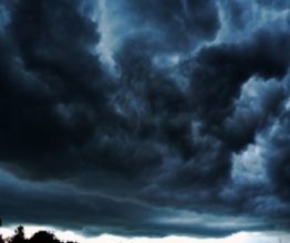 Ploi, descărcări electrice, grindină și praf saharian