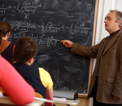 Profesorii recuperează creşterile salariale restante