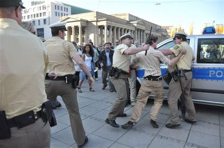 Incidente între polițiști și manifestanți în oraşul german Stuttgart