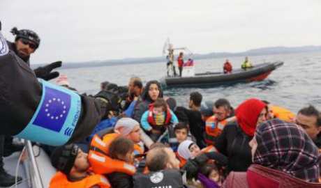 Politistii romani au salvat 72 de migranti din apele Marii Egee