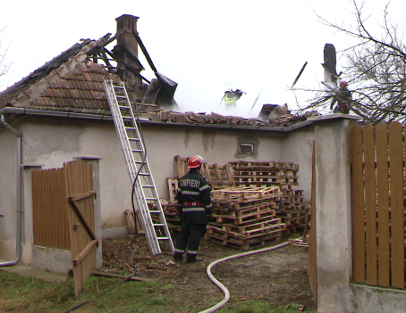 Două persoane rănite şi o casă distrusă în urma unei explozii