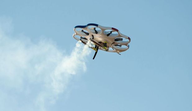 O drona insamanteaza norii si ploaia incepe