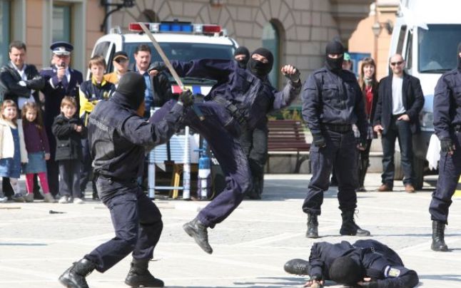 Politistii doljeni i-au batut pe pompieri!