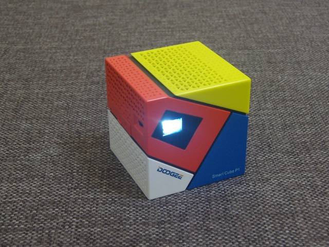 Dogee Smart Cube P1- primul videoproiector de buzunar