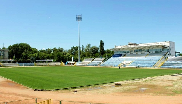 Muncitori unguri lucreaza la noul stadion din Targu Jiu