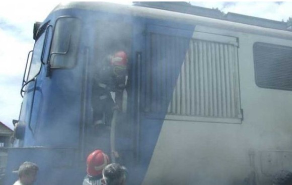 Panică într-un tren de călători care a luat foc