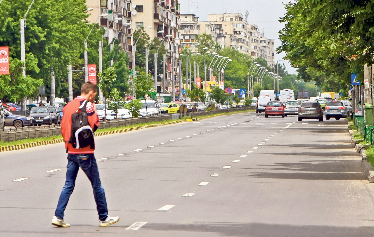 Pietonii craioveni, amendati pentru traversare neregulamentara!