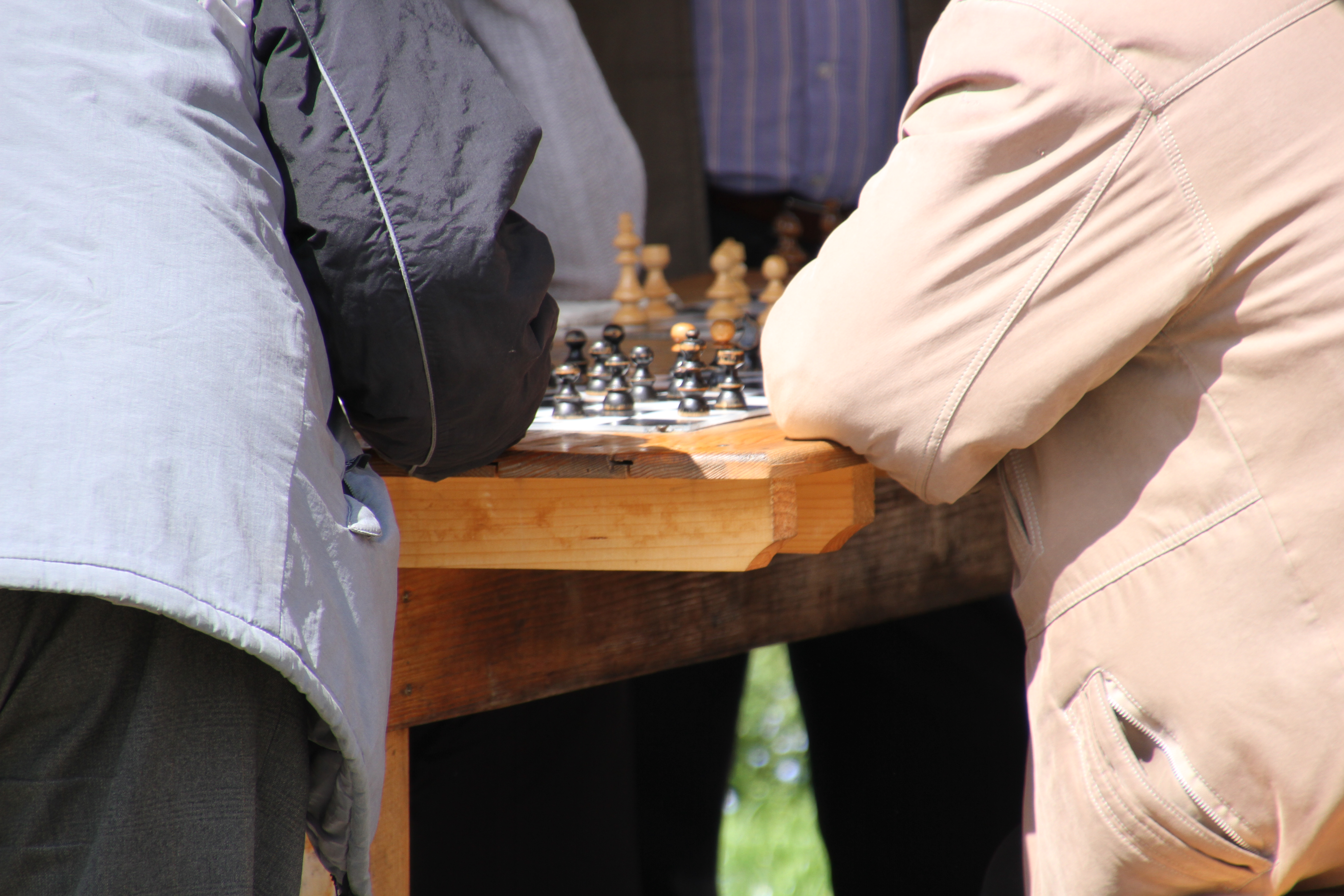 Poveștile clipei: „În adierea rece a nemărginirii, căutăm mutarea care poate amâna sfârșitul”