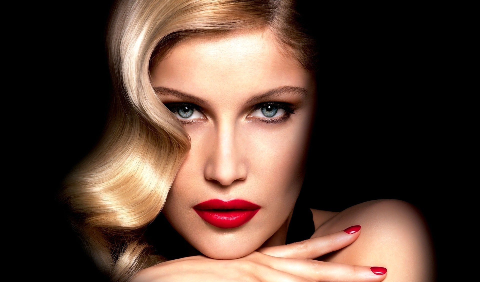 Personalitatea zilei: Laetitia Casta!