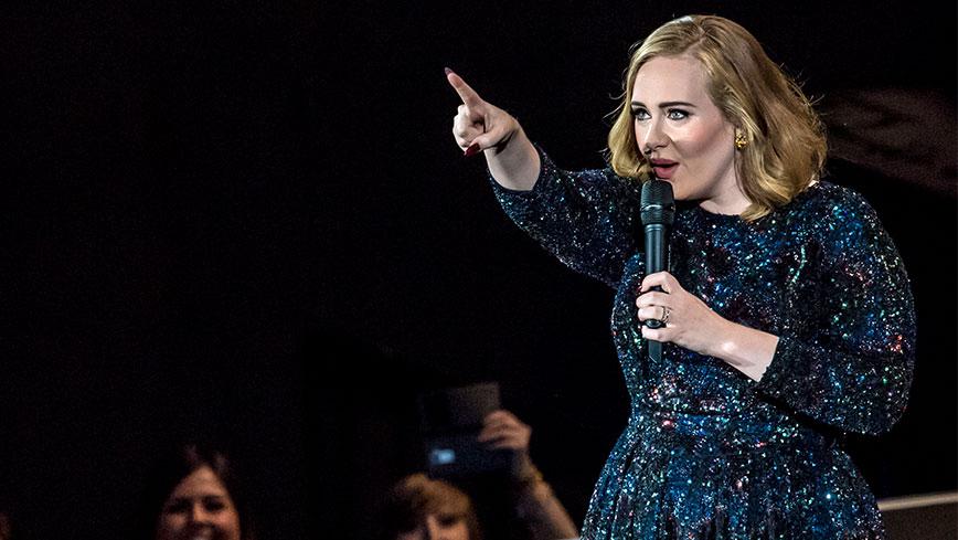 Adele a oprit un concert ca sa ii spuna unei femei sa nu o mai filmeze!