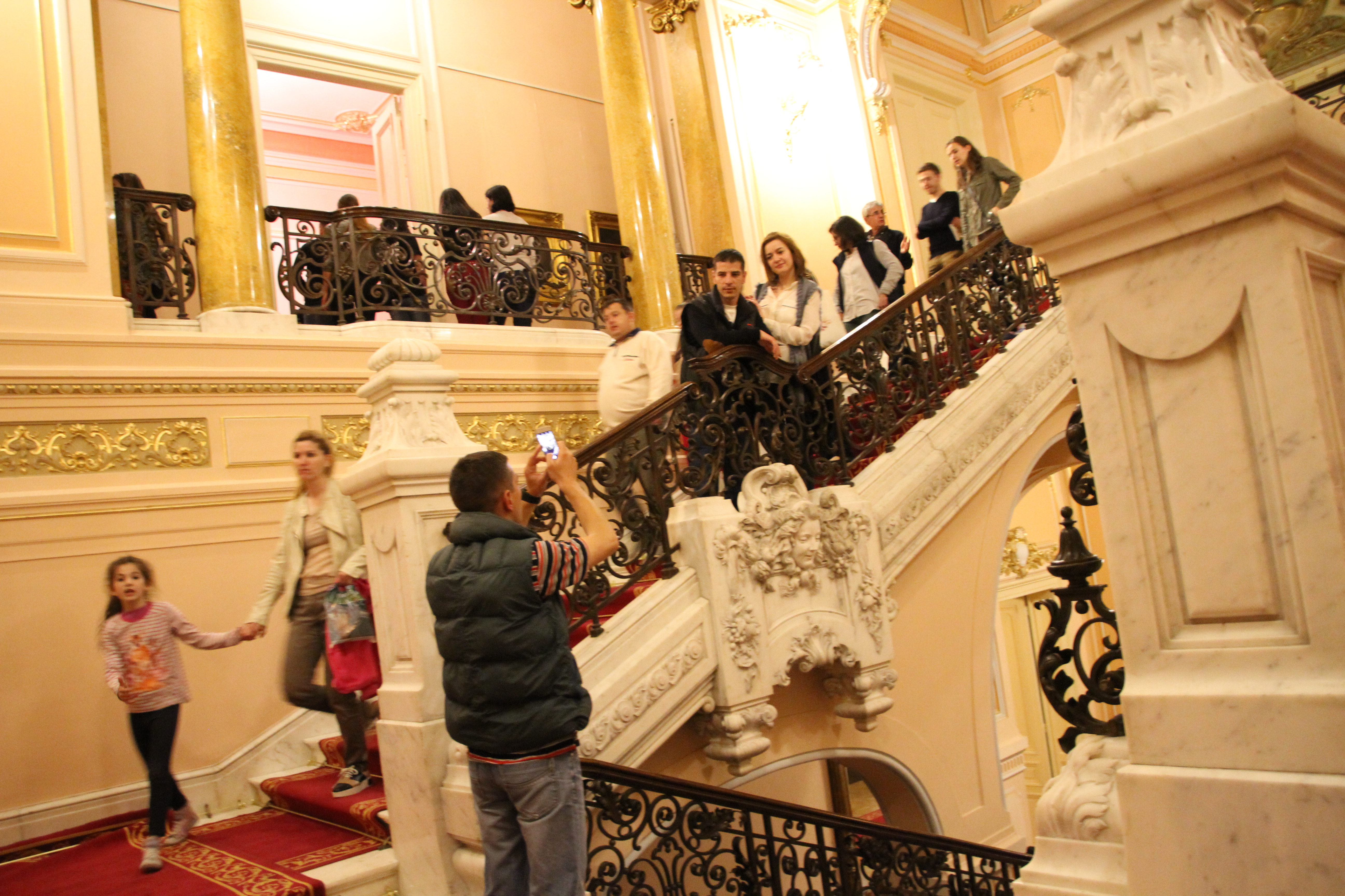 Poveştile clipei: „Zâmbetele de peruzea se lipesc neobrăzat de retina veşniciei”