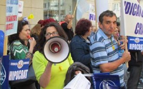 Protest în faţa Prefecturii Dolj