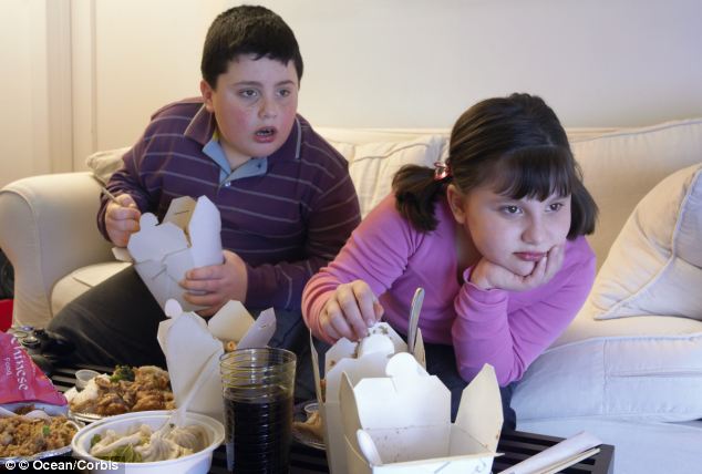 Mancatul in fata televizorului, cauza obezitatii copiilor