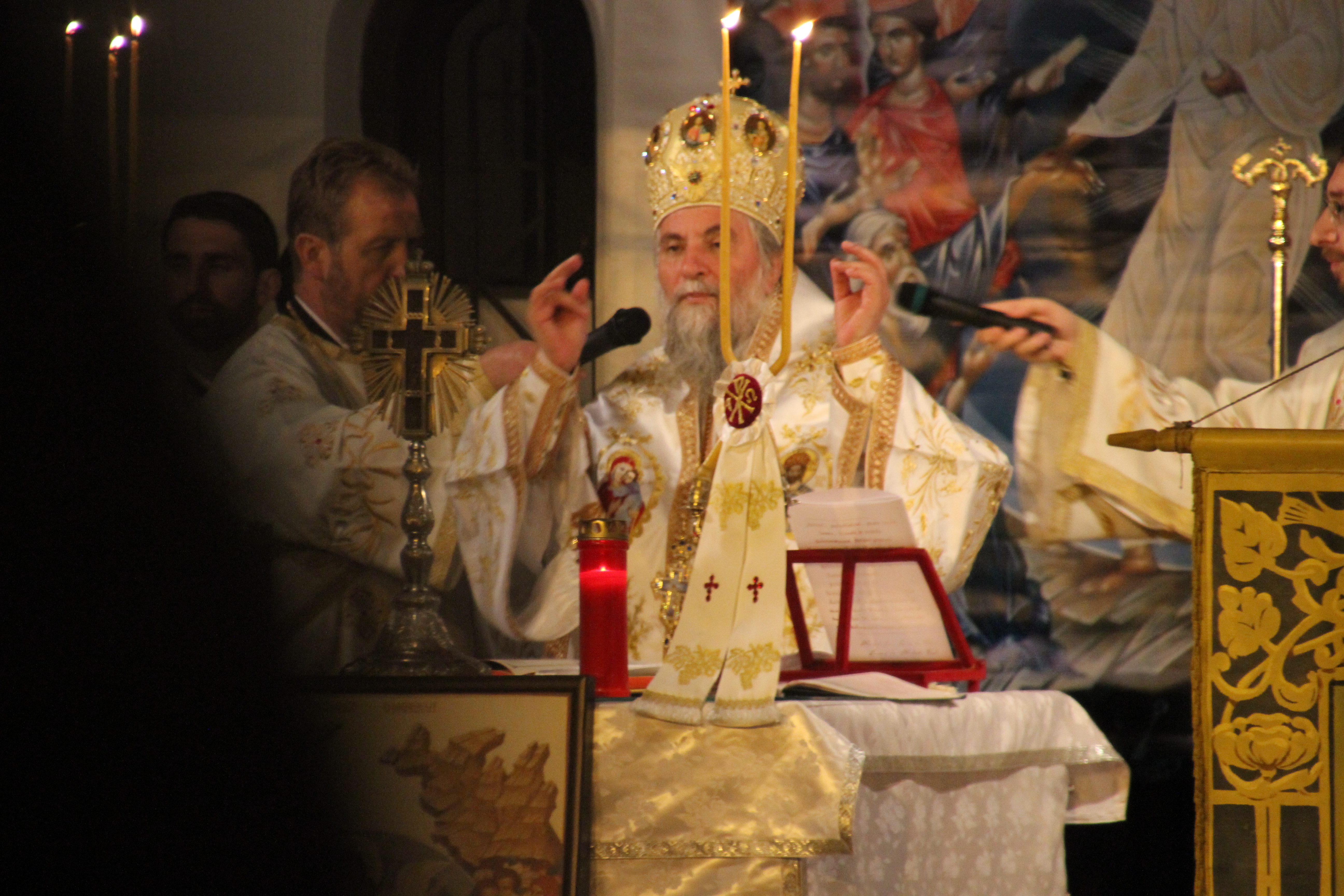 ”Au scos din cer îngerii icoanele”