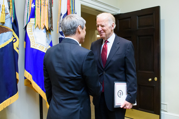 Premierul Dacian Ciolos s-a intalnit cu vicepresedintele american Joe Biden