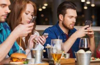 Tehnologia afectează relațiile