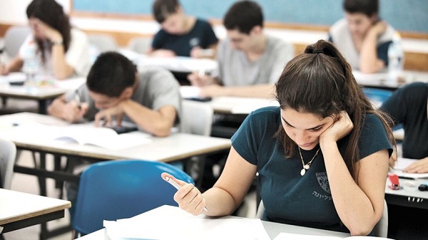Evaluarea Nationala: elevii claselor a VI-a sustin astazi proba la matematica