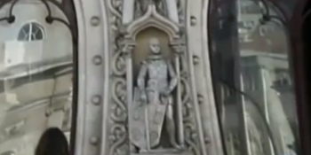 A vrut să-și facă un selfie, dar a distrus o statuie