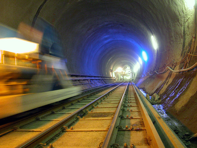 Cel mai lung tunel feroviar din lume, inaugurat astazi in Elvetia