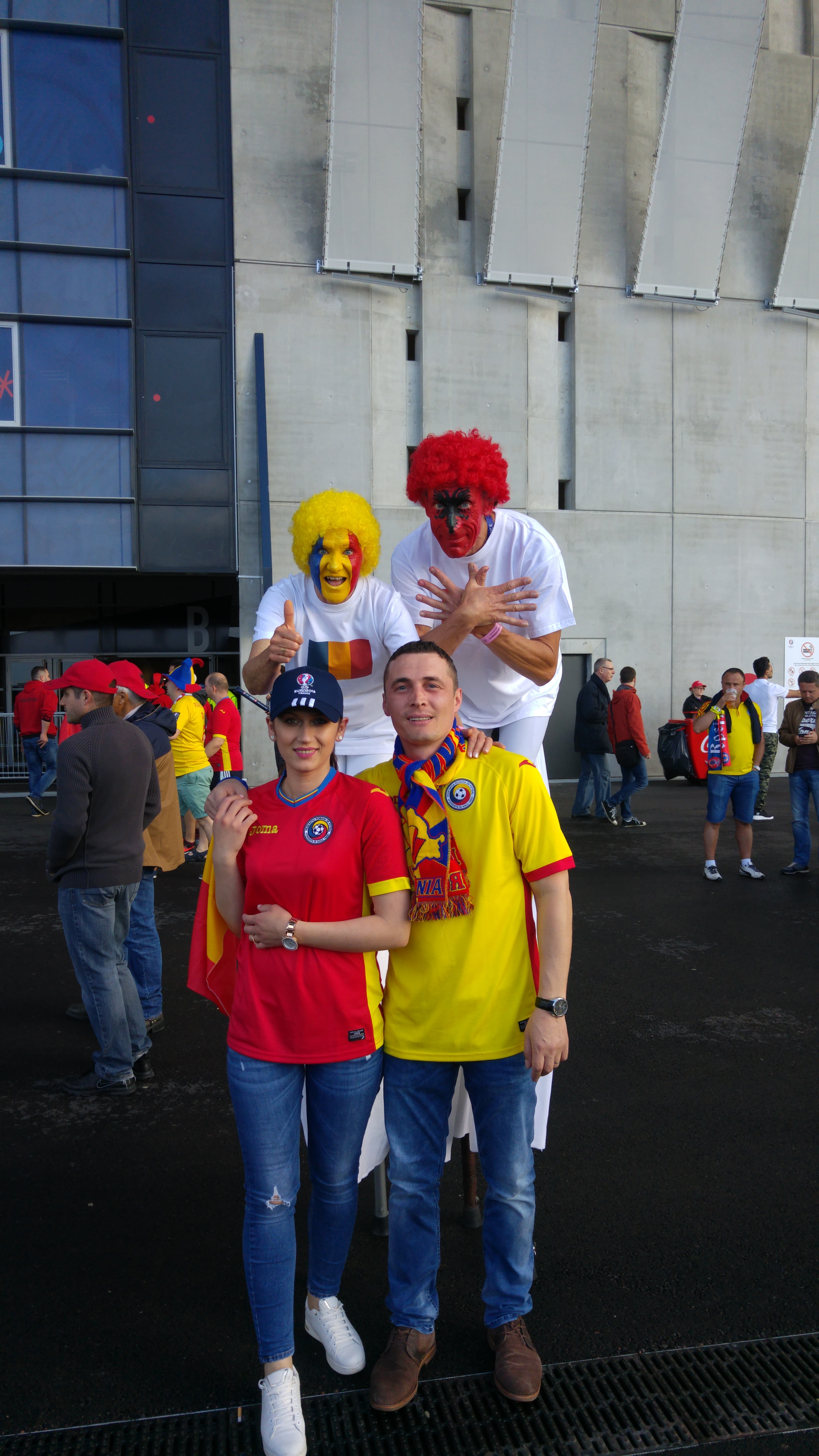 Atmosfera din jurul Stade de Lyon (foto)