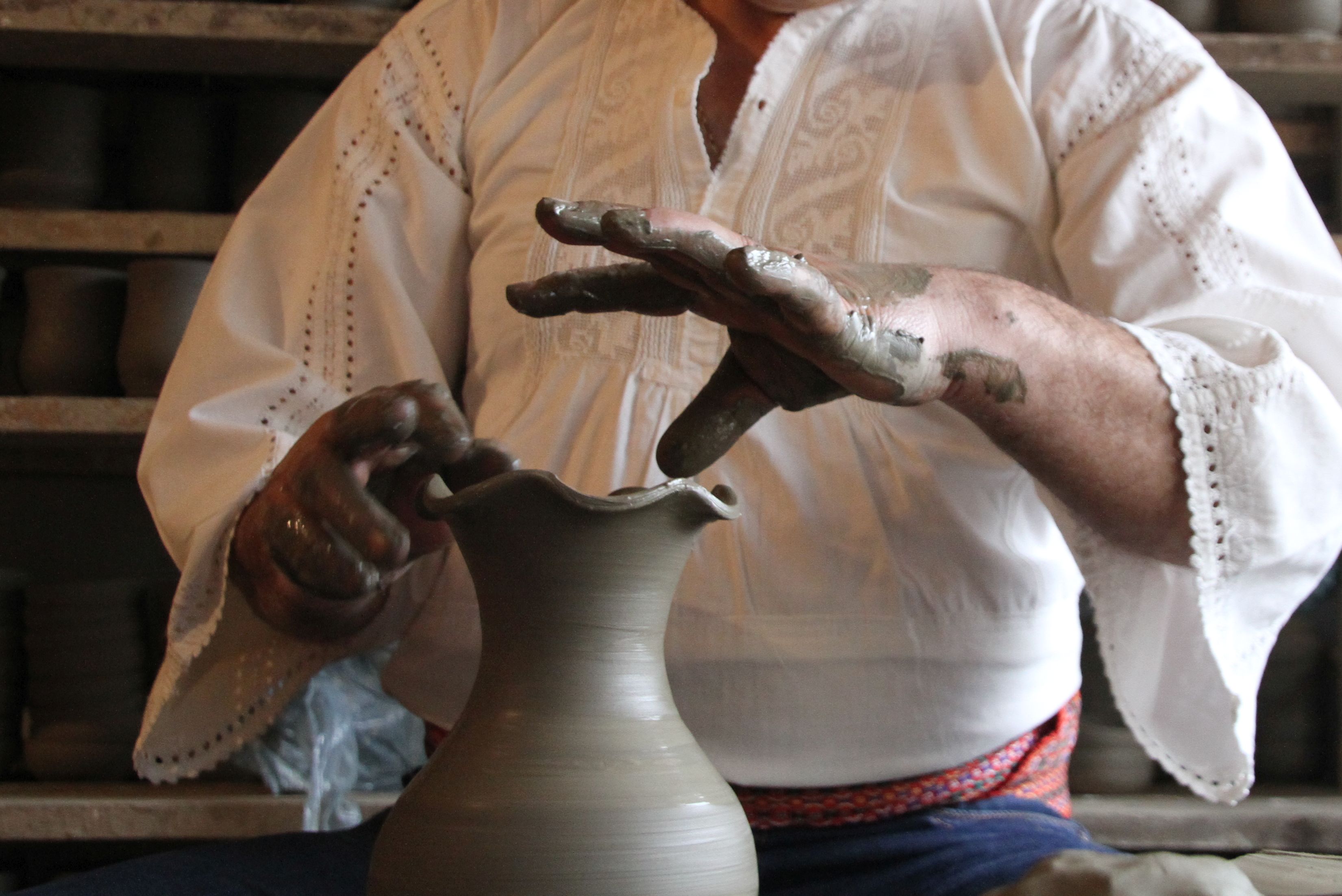 Poveştile clipei: „Vise de humă îmi mângâie palmele”