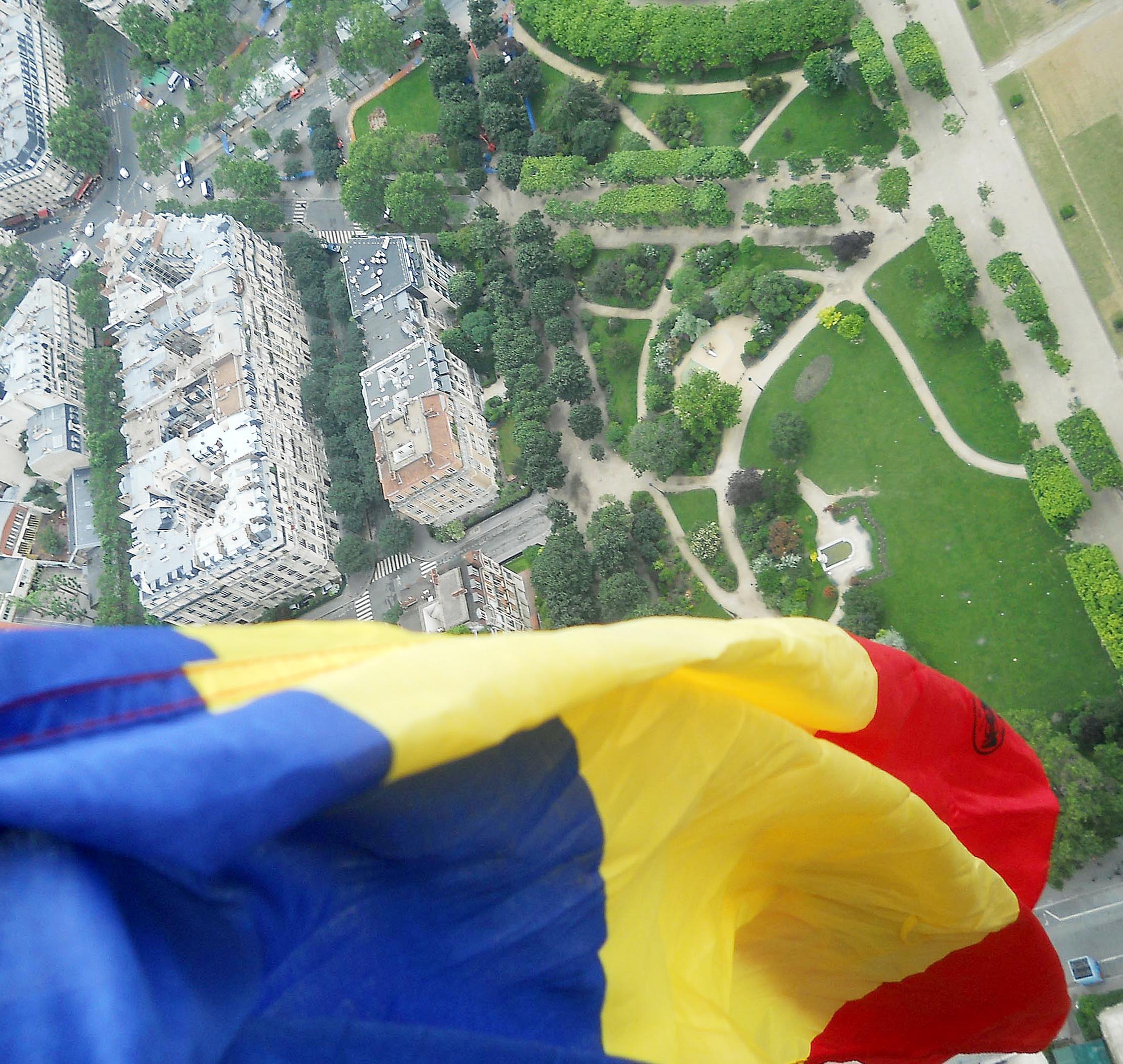 Tricolorul românesc flutură pe Tour Eiffel
