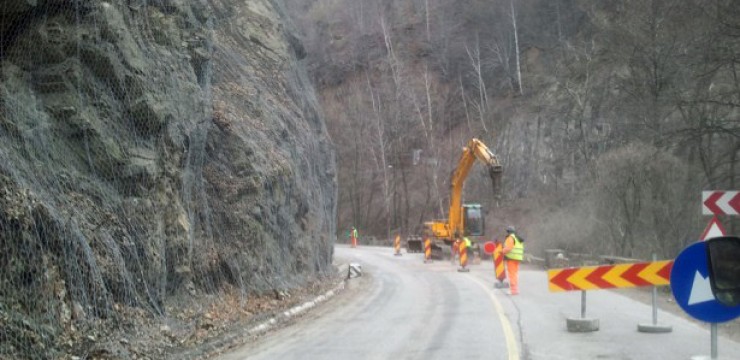 Se lucrează la zidurile de sprijin în Defileul Jiului