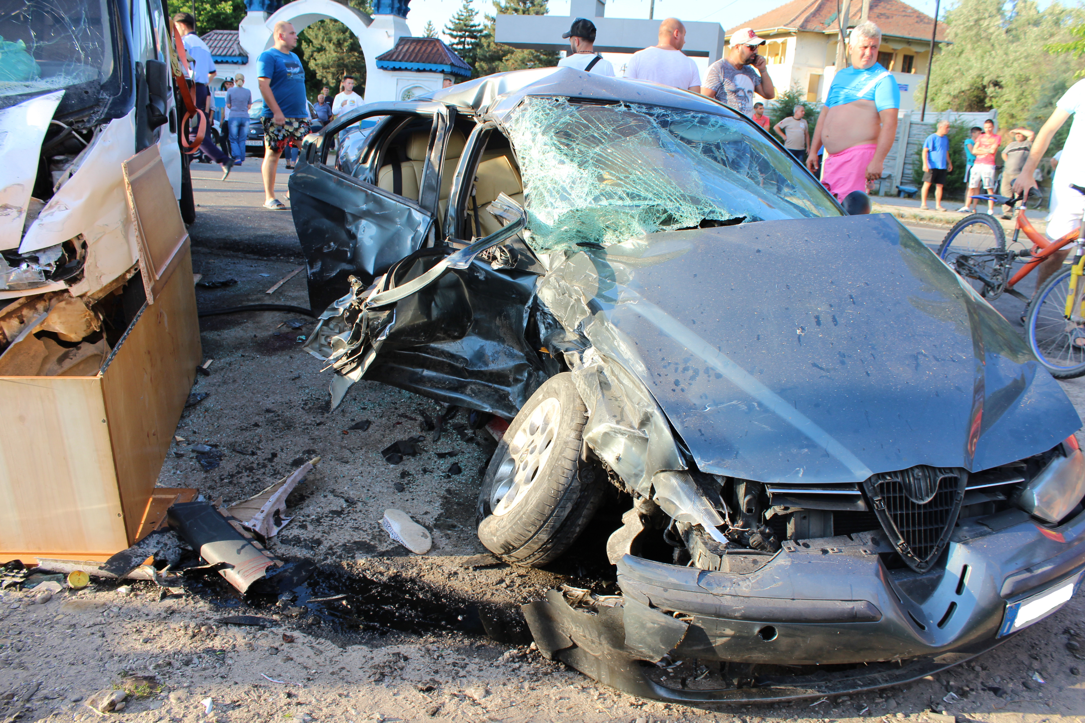 Rambo a pătruns pe contrasens şi a intrat în coliziune cu o autoutilitara!