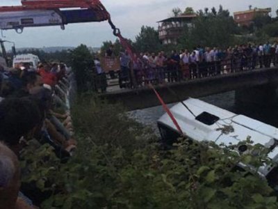 Autocar cu elevi a căzut într-un canal în sudul Turciei