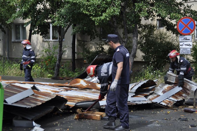 Vantul a luat acoperisul unui bloc din Severin