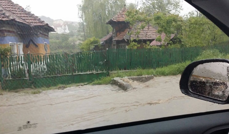 Pe câteva drumuri naţionale se circulă cu unele restricţii, în urma inundaţiilor