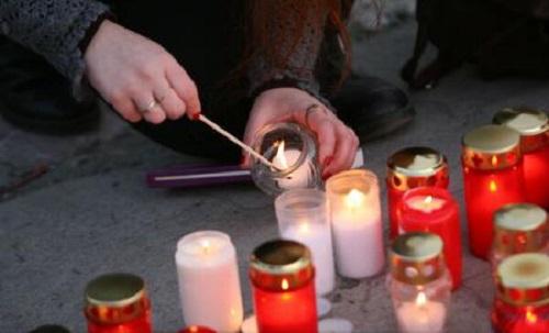 Flori şi lumânări în memoria celor 4 victime (audio)