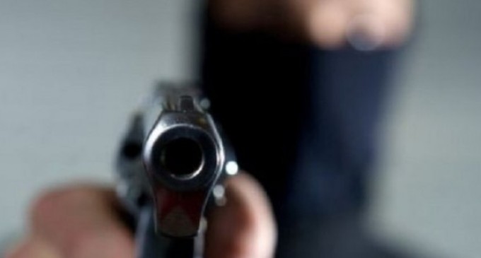 Și-a incendiat casa, a tras cu arma in masina si s-a denuntat!