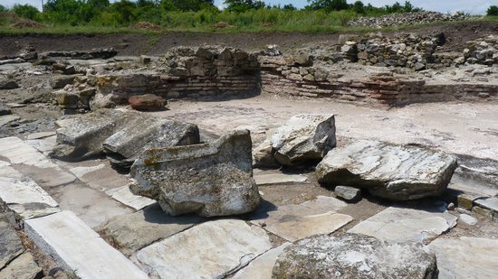 Expozitie cu cel mai mare mormant cu „vampiri”!